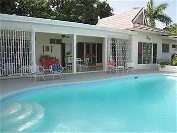 Paradise Lacosta Villa モンテゴ・ベイ